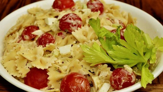 ENSALADA DE MOÑITOS ADEREZADA CON SALSA LIGHT plato con moñitos