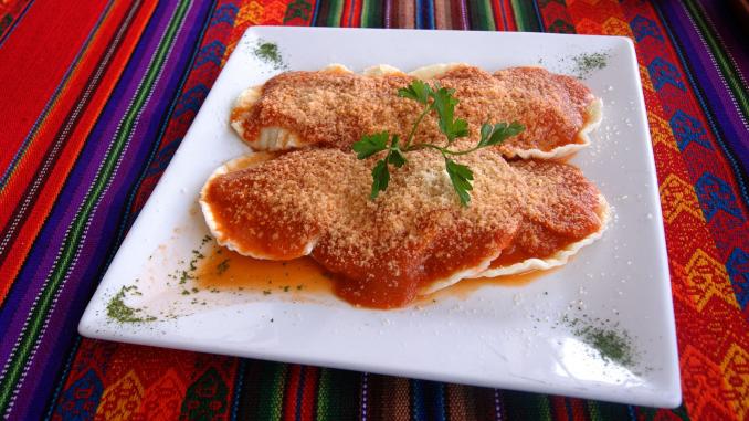 RAVIOLES CON SALSA plato de ravioles con salsa
