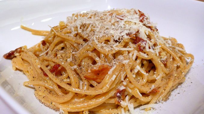 SPAGHETTI a la carbonara plato con spaghetti