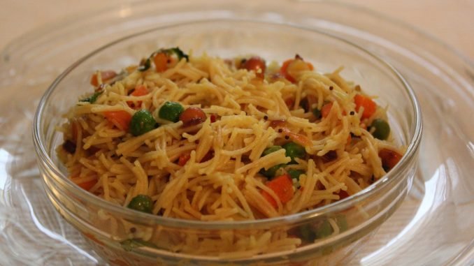 Vermicelli con deliciosa salsa de mollejas plato con vermicelli
