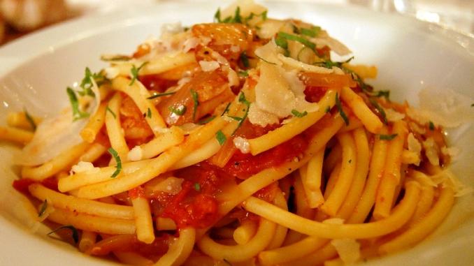 bucattini plato de bucatini con salsa