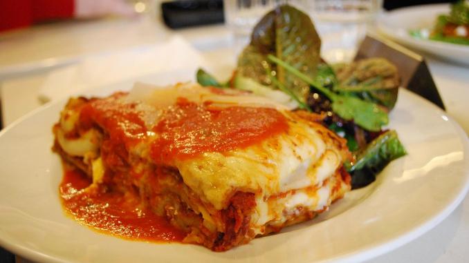 canelones de mondongo con salsa deliciosa plato canelones