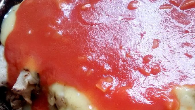 lasañas de longaniza, huevos, queso y mucha salsa
