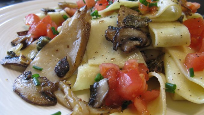 cintas anchas de sémola, albahaca ajos adobo salseadas con oliva y parmesano plato con cintas anchas