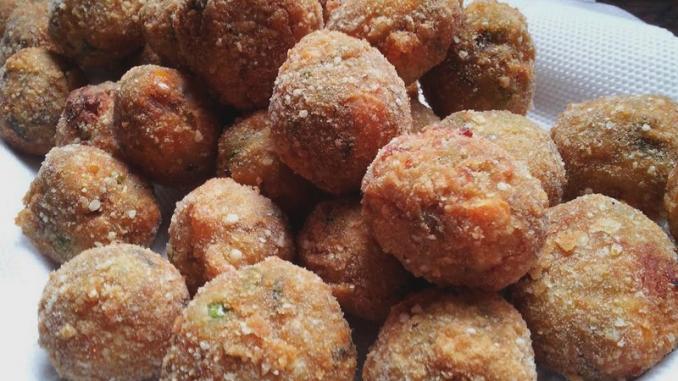 croquetas maíz arvejas plato de croquetas