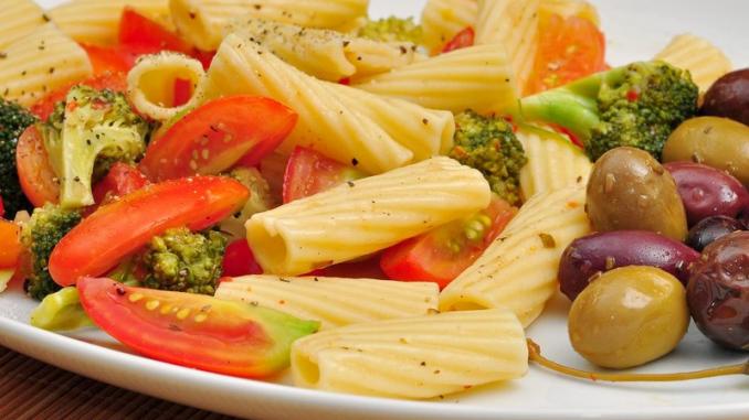 ensaladas pasta16 ensalada fusilli tomates aceitunas