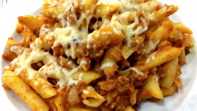 macarrones con tomate y queso en capas y gratinados plato macarrones