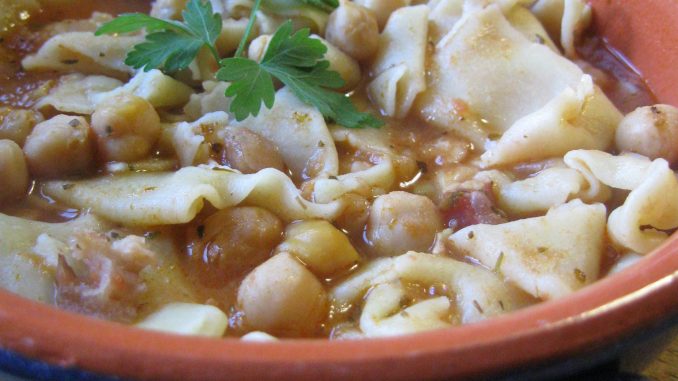 Maltagliaticon salsa de habas, arvejas y brócoli