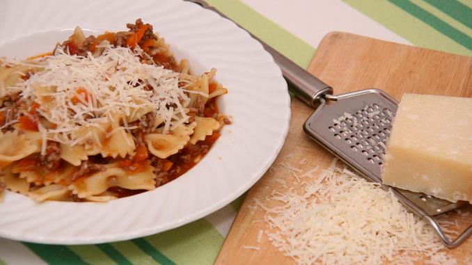 moñitas caseras con salsa de queso plato moñitas salsa