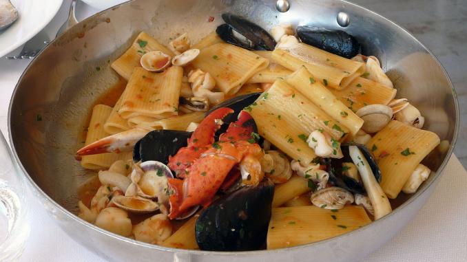 Pasta penne con salsa de mejillones y champiñones penne con mejillones