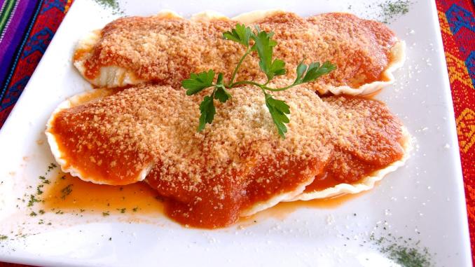 ravioles caseros de jamón y champiñones plato ravioles salsa