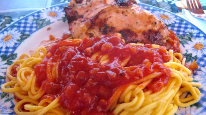 spaghetti con salsa amatriciana plato con spaghetti