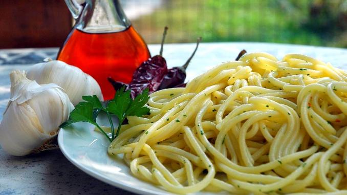 spaghetti albahaca plato spaghetti