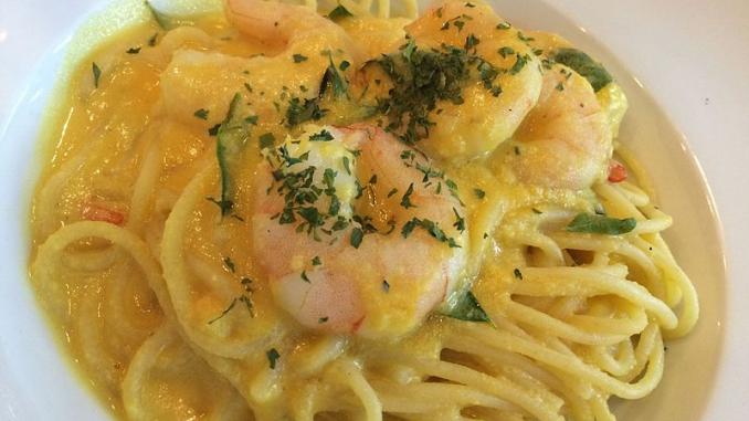 Spaghetti al camarón con mucho perejil plato de spaghetti