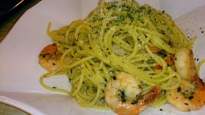 spaghetti con salmonetes plato con salmonetes