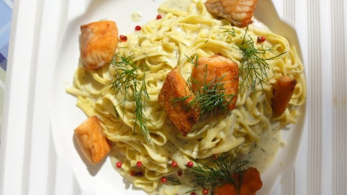 spaghetti con salmón ahumado plato spaghetti