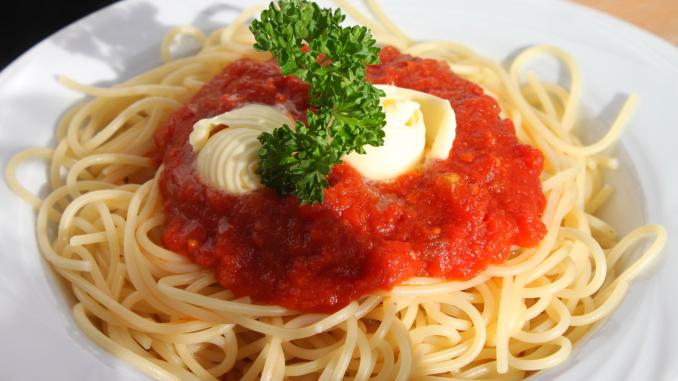 spaghetti a la mozzarella plato de spaghetti con mozzarella