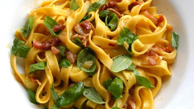 tallarines a la carbonara plato tallarines