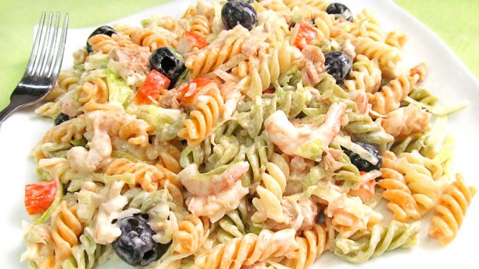 Ensalada de pasta fria con salsa rosa y atun
