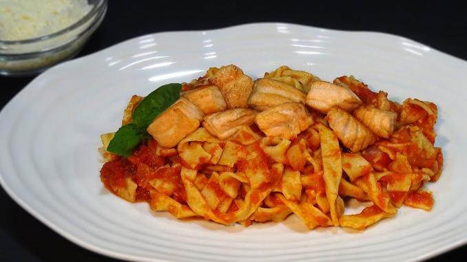 Pasta con salsa de tomate y salmon