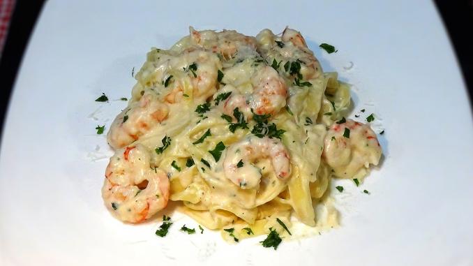 Tagliatelle en salsa Alfredo con gambas
