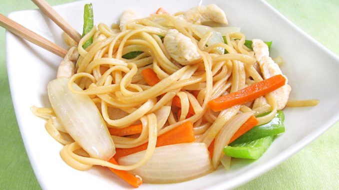 Tallarines fritos con pollo y verduras