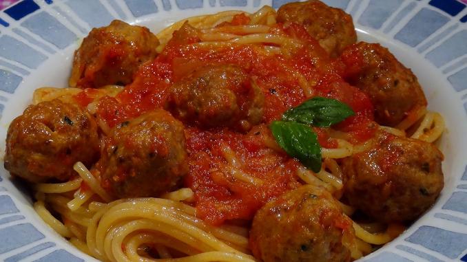Espaguetis con salsa de tomate y albondigas