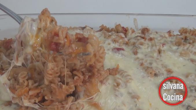 Espirales con queso carne y tomate