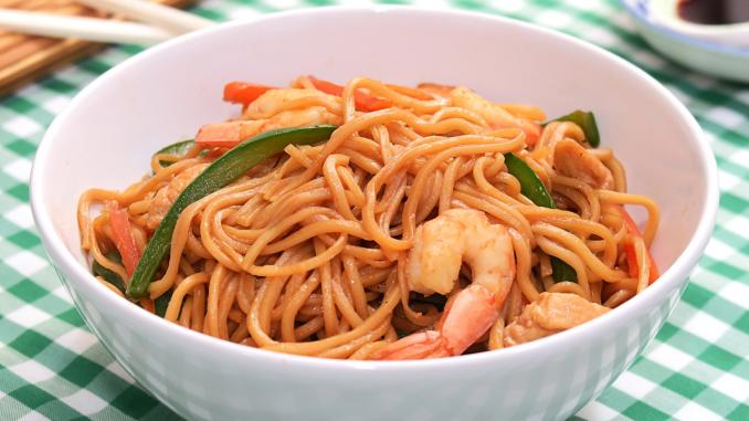 Fideos fritos chinos tres delicias