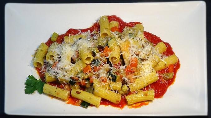 Rigatoni con vegetales y beicon