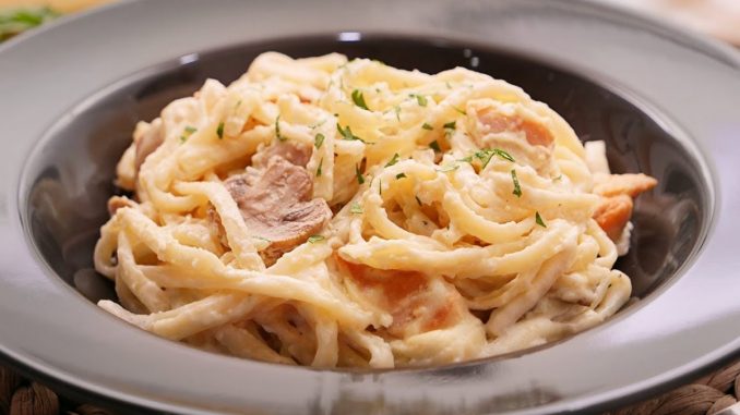 Espaguetis con una Salsa Alfredo